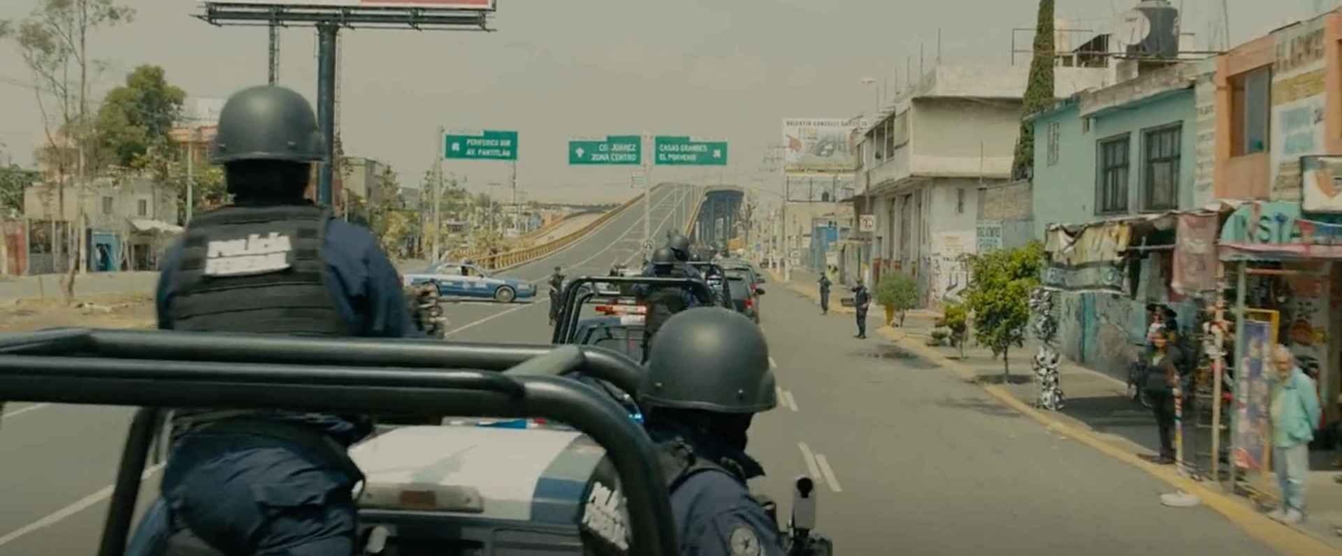 Sicario (2015) - Mexican Federal Police escort Manuel Diaz's Lieutenant across the US border