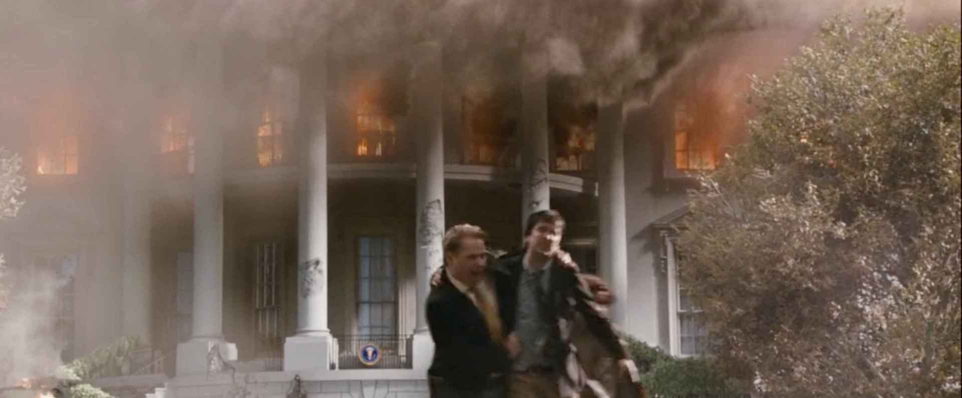 White House Down (2013) Civilians and staff flee the burning whitehouse