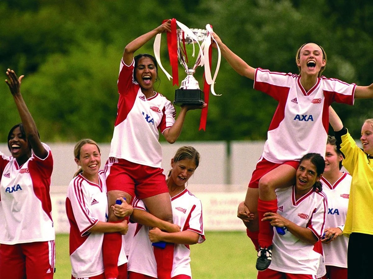 Bend It Like Beckham (2002)