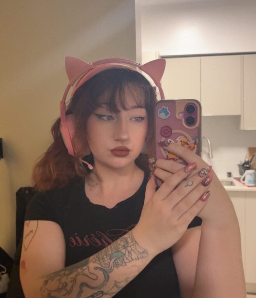 mattiegarf gamer girl headphones selfie