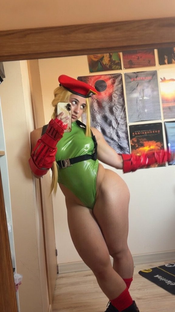 Bulkykrispis glancing over her shoulder in a Cammy White cosplay mirror selfie