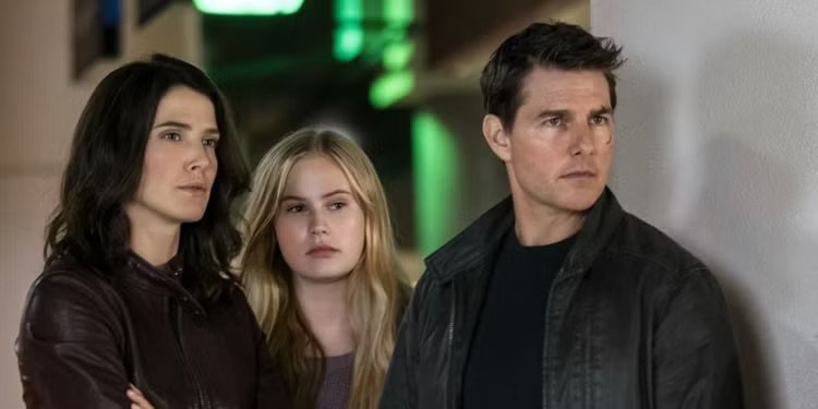 Tom Cruise with co-stars Danika Yarosh and Cobie Smulders in Jack Reacher: Never Go Back